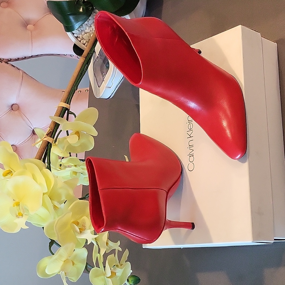 ❣️Calvin Klein sleek proces red bootie!Showstopper and classy!